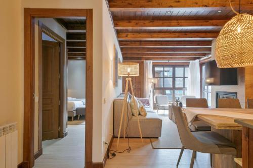 comedor y sala de estar con mesa de comedor en Luderna - Apartamento Val de Ruda B3 Entecada, en Baqueira Beret