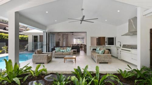 a living room with a kitchen and a living room at Coastal Vibes - Palm Cove in Palm Cove