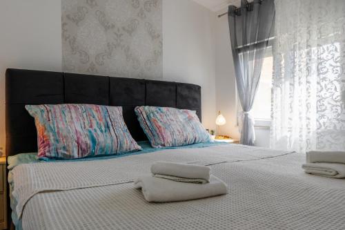 um quarto com uma cama com duas toalhas em Apartments Josipovic em Vir