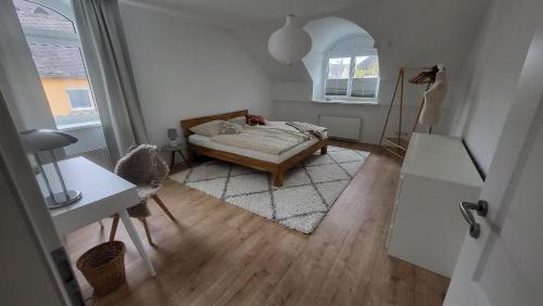 ein kleines Schlafzimmer mit einem Bett und einem Fenster in der Unterkunft Ferienwohnung Lieserpfad in Wittlich