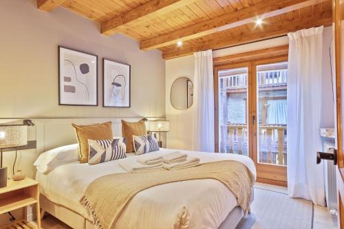 Un dormitorio con una cama grande y una ventana en Luderna - Casa Eth Farrow I, en Vielha