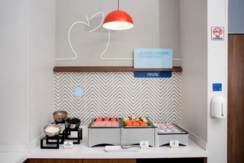 an apple store with a counter with fruit at Holiday Inn Express Guadalajara Iteso by IHG in Guadalajara