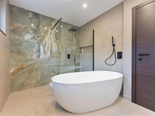 Vannituba majutusasutuses Stylish Villa Aria with pool, 100m to beach and sea