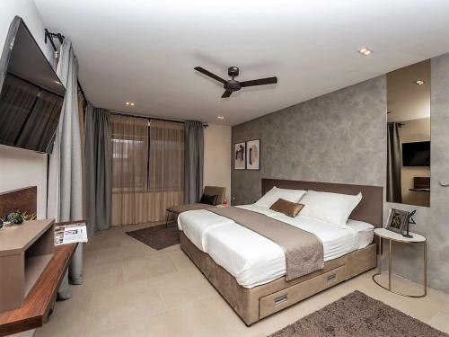 Voodi või voodid majutusasutuse Stylish Villa Aria with pool, 100m to beach and sea toas