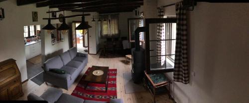 sala de estar con sofá y chimenea en Lazarus house, en Berane