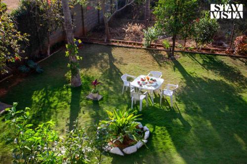 Zahrada ubytování StayVista at Mikkie House 3BHK Villa Combination of Bricks & Stone - Breakfast Included