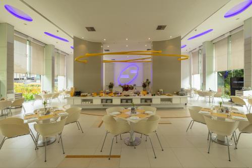 Un restaurante u otro lugar para comer en Hotel Kohinoor Elite near BKC