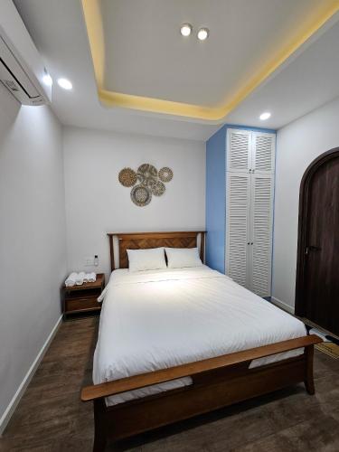 a bedroom with a large bed in a room at Holiday Villa Novaworld Phan Thiet in Phan Thiet