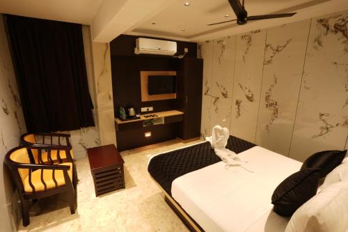 เตียงในห้องที่ Hajiyar Residency