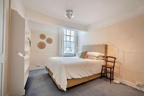 1 dormitorio con cama y ventana en Entire Cottage in Burford Centre, Cotswolds, en Burford