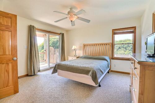 una camera con letto e ventilatore a soffitto di 3045 Happy Days 200ft to Beach a Southern Shores