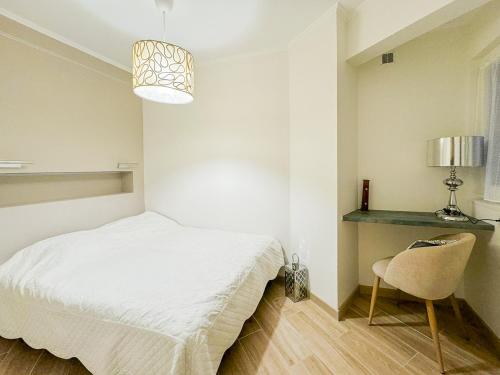 une chambre avec un lit, un bureau et une chaise dans l'établissement Gare Du Sud - Wifi, AC, balcon, à Nice