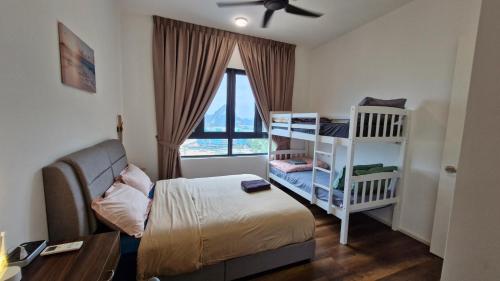 - une petite chambre avec un lit et un lit bébé dans l'établissement H&W Sunway Onsen Suite 4-7pax near Lost World of Tambun Ipoh, à Ipoh