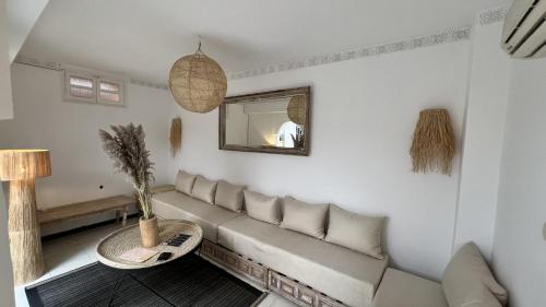 - un salon avec un canapé et un miroir dans l'établissement Riad Sarah Sabrina, à Marrakech
