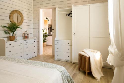 1 dormitorio con cama, tocador y espejo en Giuliv Home Deluxe, en Piazza Armerina