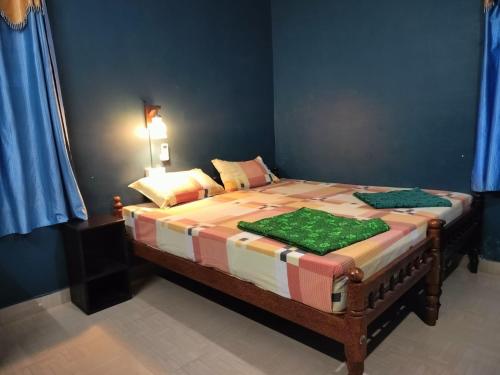 Säng eller sängar i ett rum på Sajeev Home Stay