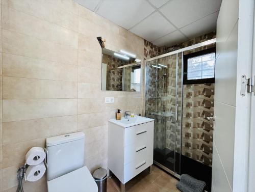 a bathroom with a toilet and a shower at Rancho Tropicana in Elche