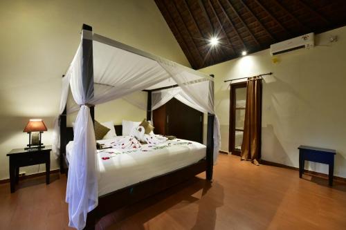 Postel nebo postele na pokoji v ubytování The Khayangan Dreams Villa Umalas