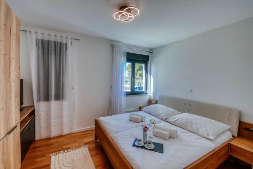 En eller flere senge i et værelse på New apartment Budinski 1st row & pool