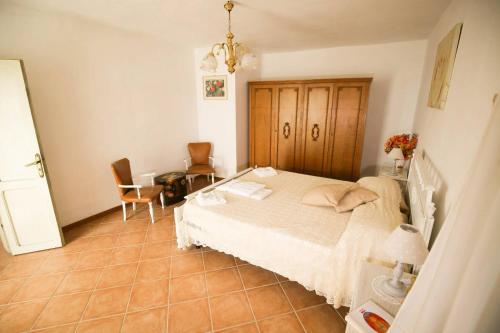 1 dormitorio con 1 cama, mesa y sillas en Villa rurale nei pressi Castello, en Campello sul Clitunno