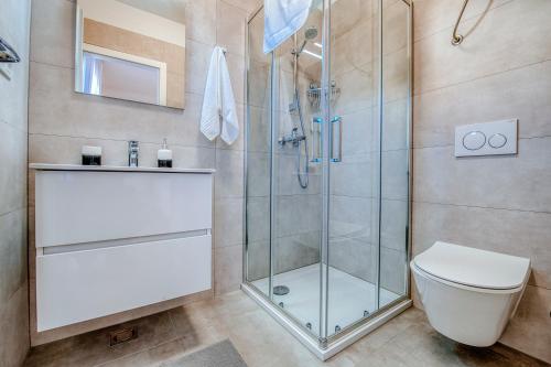 Et badeværelse på New apartment Budinski 1st row & pool