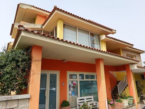 une maison avec une orange dans l'établissement Vista Panoramica a 5 minuti dal Lago Liscia, à Sant Antonio Di Gallura