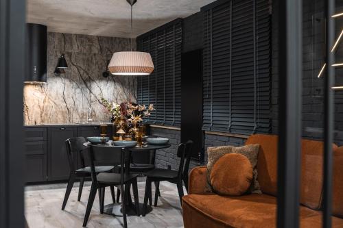 jadalnia ze stołem i kanapą w obiekcie Apartament 717 - z sauną w mieście Szczawnica