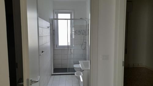 ポルトグルアーロにあるVilla Ceciliaのバスルーム(トイレ、洗面台付)、窓が備わります。