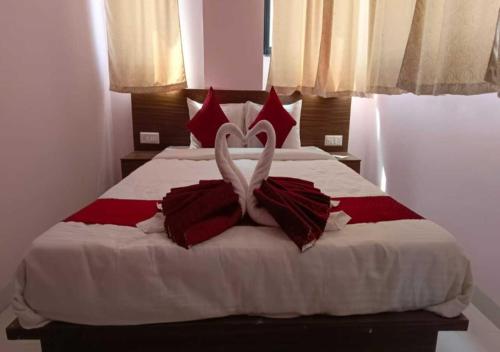Un pat sau paturi într-o cameră la Hotel Kharadi Inn