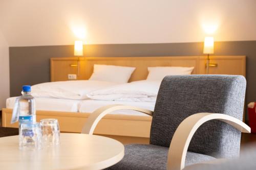 Postel nebo postele na pokoji v ubytování Hotel Traube am See