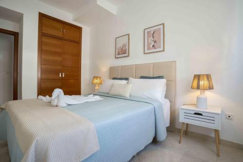 um quarto com uma cama grande e uma mesa de cabeceira com uma cama sidx sidx sidx em Prada Suite Home em Córdoba