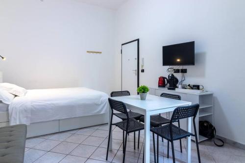 a bedroom with a table and chairs and a bed at [Debe-A due passi da StazioneFs] in Ferrara