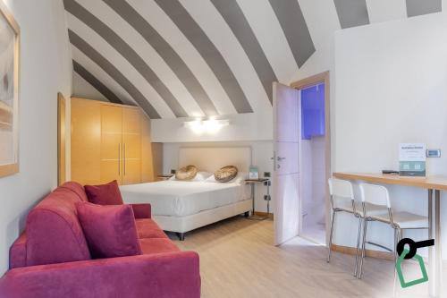 un soggiorno con divano e letto di HOTIDAY ApartHotel Firenze a Firenze