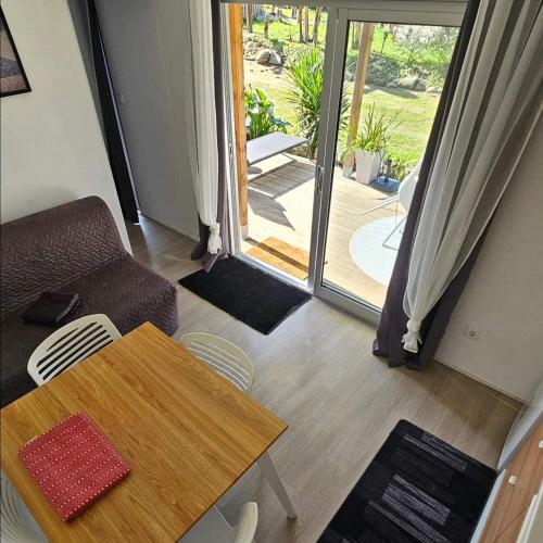 a living room with a couch and a table at Quinta Miminel in Rabuide
