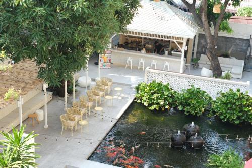 Zahrada ubytování Feung Nakorn Balcony Rooms and Cafe