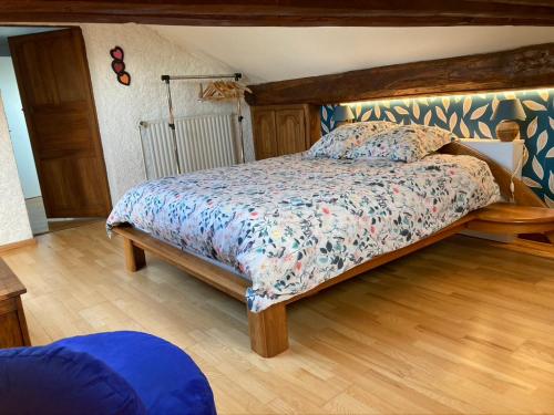 Кровать или кровати в номере Sous le bon Toit