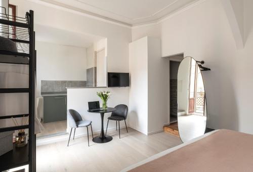 Una televisión o centro de entretenimiento en Easylife - Suite in Porta Venezia
