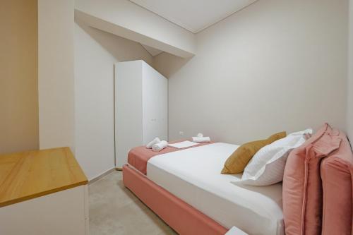 En eller flere senge i et værelse på Ladi Elegant Suites near the Sea