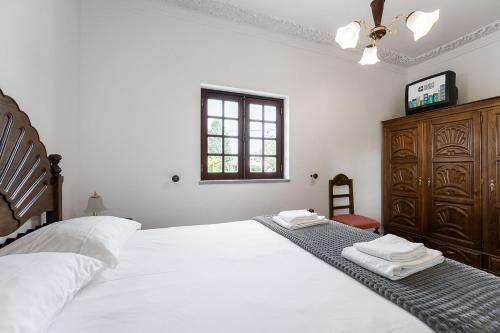 塞爾韋拉新鎮的住宿－GuestReady - Rustic Oasis in Vila Nova de Cerveira，一间白色卧室,配有两张床和窗户