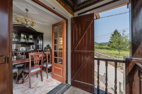 une salle à manger avec une porte coulissante en grange et une table dans l'établissement GuestReady - Rustic Oasis in Vila Nova de Cerveira, à Vila Nova de Cerveira