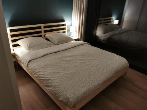 Een bed of bedden in een kamer bij Maisonette - Golf & Wellness