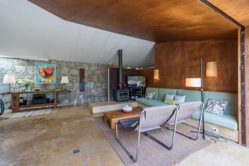 una sala de estar con un sofá y una mesa en GuestReady - Chapel`s Garden, en Caminha