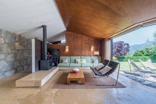 una sala de estar con un sofá y una mesa en GuestReady - Chapel`s Garden, en Caminha