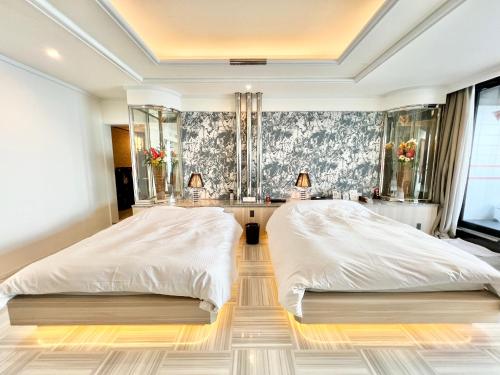 a bedroom with a large white bed and a wall mural at SKY Tower Sweet 4 Beppu, Resort Love Hotel in Beppu