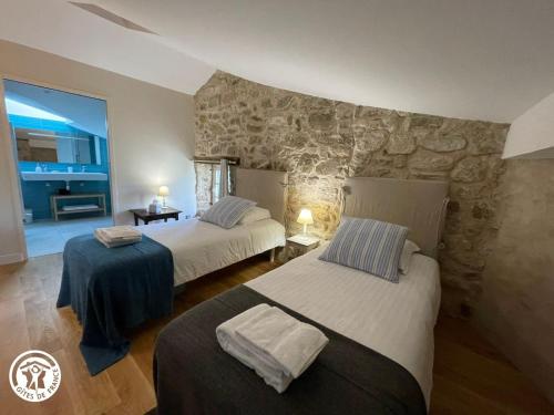 Ένα ή περισσότερα κρεβάτια σε δωμάτιο στο Le Gîte du Vieux Château