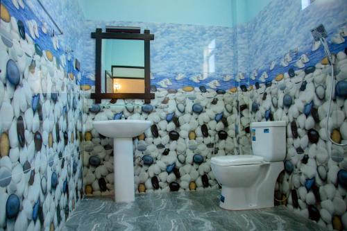 ein Bad mit einem WC und einem Waschbecken in der Unterkunft My Resort Yala in Tissamaharama