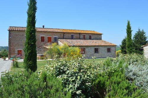 a house with a garden in front of it at Apartment with beautiful view in the Crete Senesi in Vescona