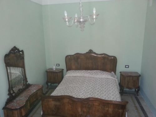 Un dormitorio con una cama y una lámpara de araña en Casa Ginevra, en Monopoli