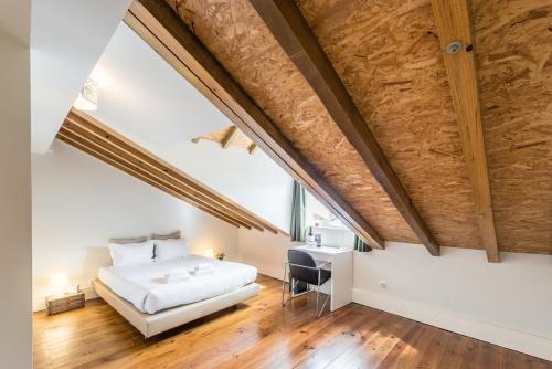 une chambre avec un lit et un bureau dans l'établissement GuestReady - Porto Home GuestHouse, à Porto