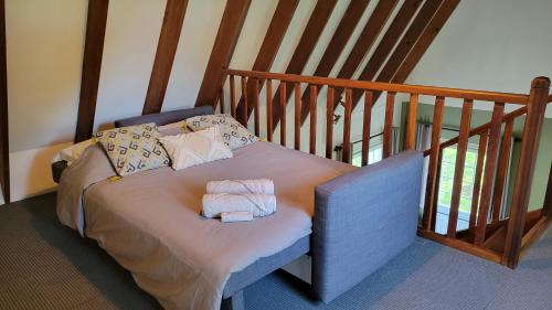 - un lit avec des serviettes dans l'établissement Gîte du parc - VALLOIRE SUR CISSE, à Seillac